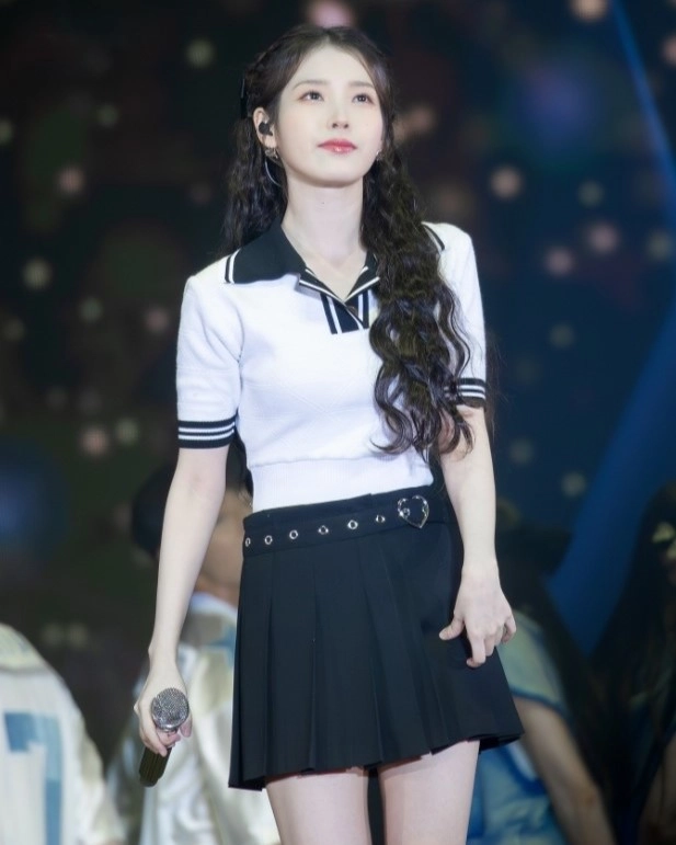 【MOILLY】Heart Buckle Pleats Wrap Skirt★IU着用 Black Pleated Skirt With Heart Buckle Belt | IU - Fashion Chingu