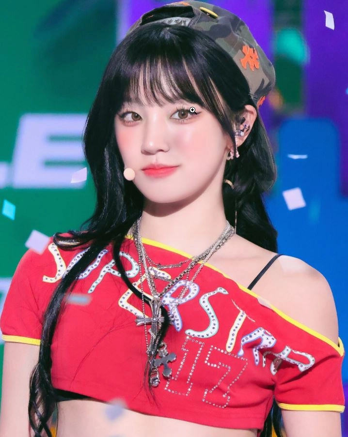 Red Superstar One Shoulder Top Yuqi (G)I-DLE Fashion Chingu