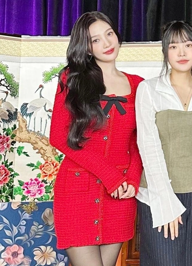 ★TOUT Y EST★ Red Velvet Joy Wearing Hunt 3 Colors hoont Red Tweed Long Sleeve Dress | Joy - Red Velvet - Fashion Chingu