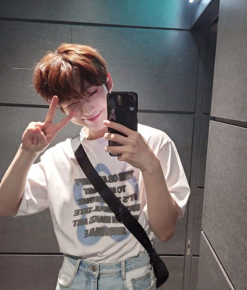 White Flower Art Statement T-Shirt | Sunoo - Enhypen