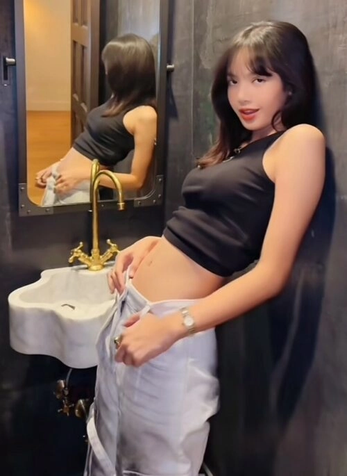 White Gradient Cargo Jeans | Lisa - BlackPink