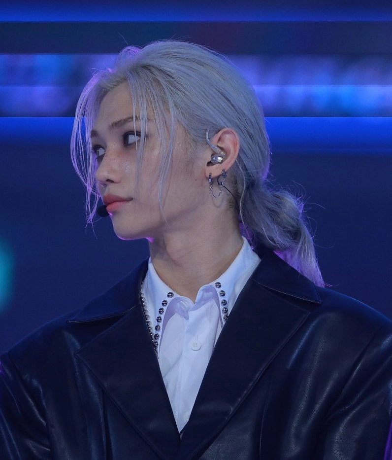 White Riveted Collar Shirt | Felix - Stray Kids - Fashion Chingu