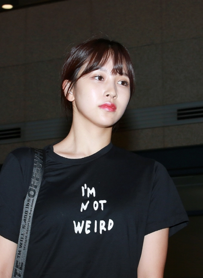 TWICEミナ着用 AMBUSH Tシャツ　黒です。 TWICEミナ着用 AMBUSH Tシャツ黒です。
