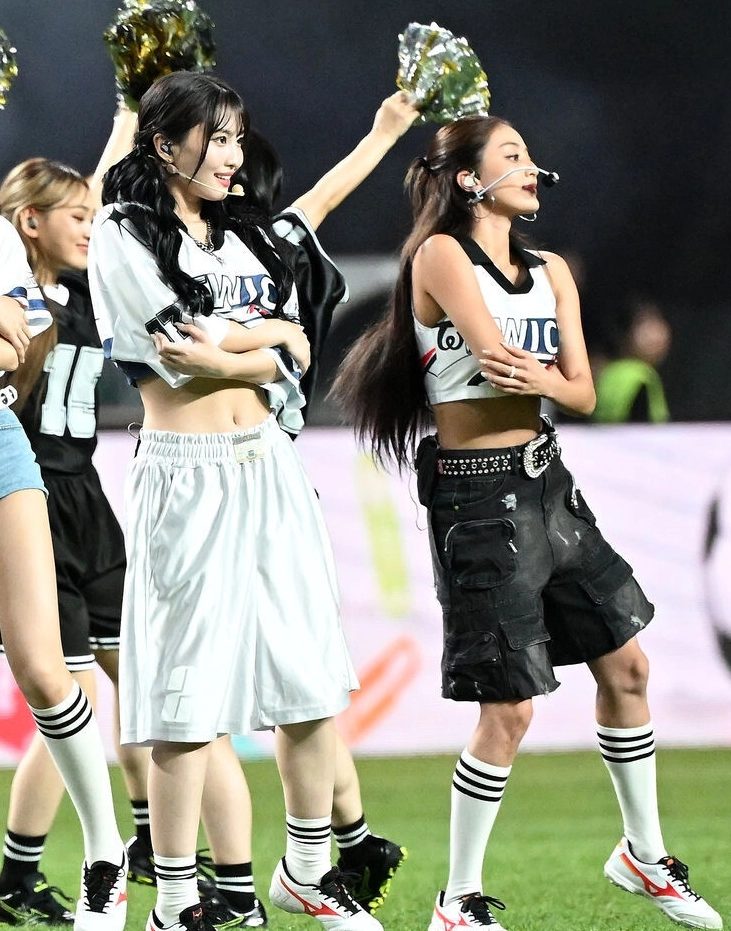 Black Multi-Pockets Cargo Shorts | Jihyo - Twice - Fashion Chingu