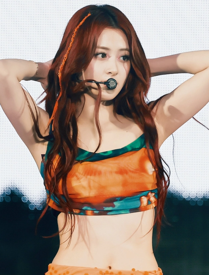 ☆fromis_9☆【THREE TO EIGHTY】☆CORSET LAYERED T-SHIR.T☆ Band t-shirt corset (jumped on the trend a couple of years