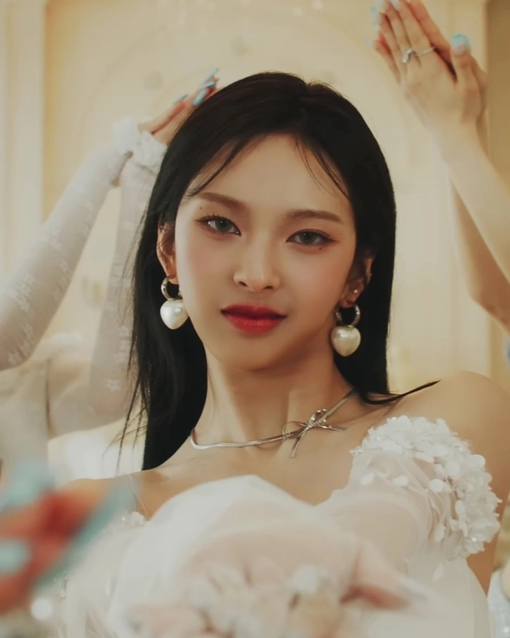 White Pearl Heart Hoop Earrings Chiquita BabyMonster Fashion