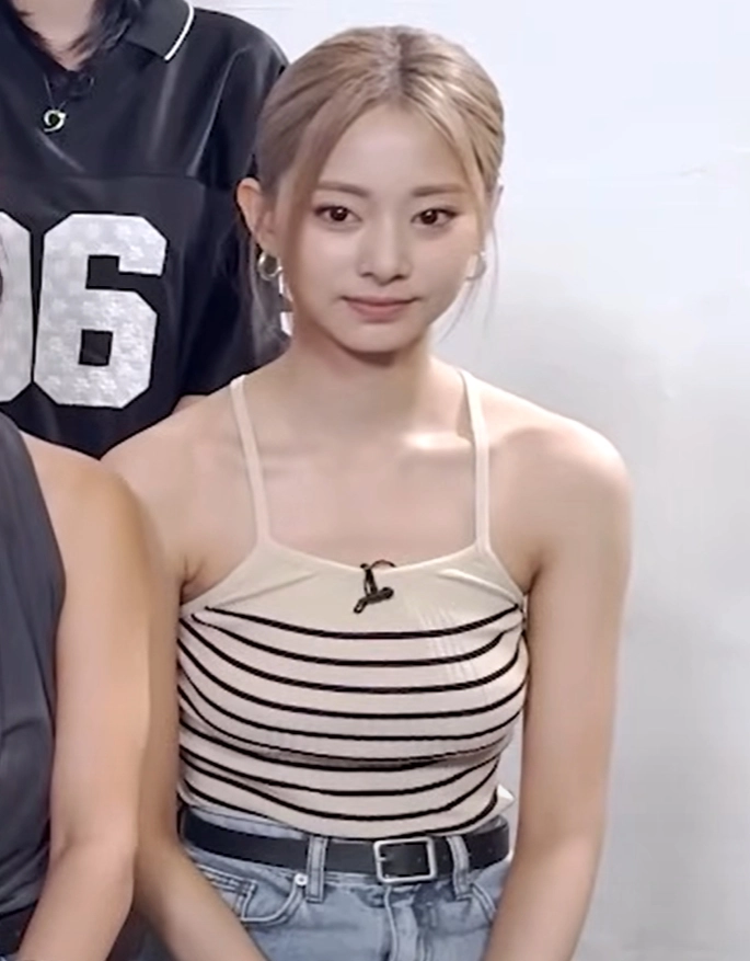TWICE TZUYU タンクトップ 25 black #タンクトップ #beauty #ツウィ #ツウィペン #ツウィペン