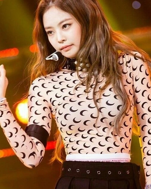 トップス Jennie Beige Half Moon Print Long Sleeve Top | Jennie - BlackPink