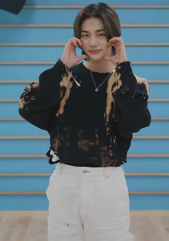 完売品Tie-Dye Bleach Hand Embroidery ブラック Black Bleached Tie-Dye Sweater with Pin Accents | Hyunjin