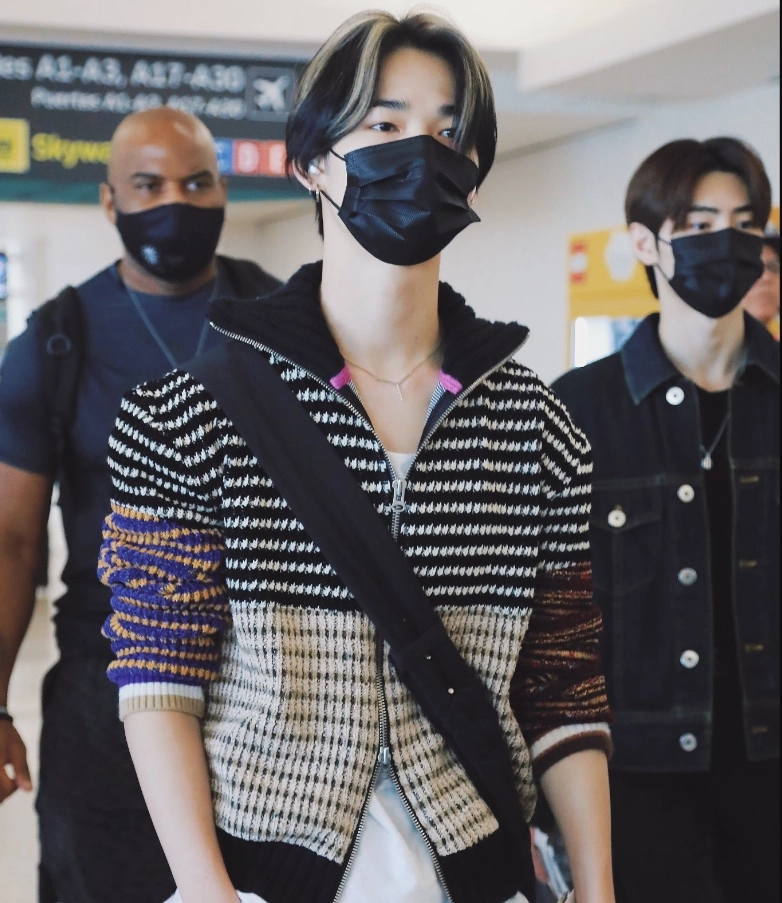 トップス \" kiein\"zip up knit jacket Black Striped Zip-Up Knitted Jacket | Ni-Ki - Enhypen - Fashion Chingu