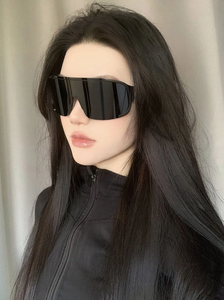 Black Visor Flat-Lens Sunglasses | Giselle - Aespa - Fashion Chingu