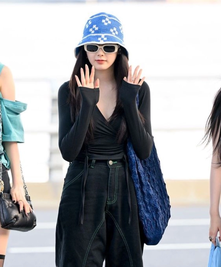 Blue Floral Knitted Hat | Giselle - Aespa - Fashion Chingu