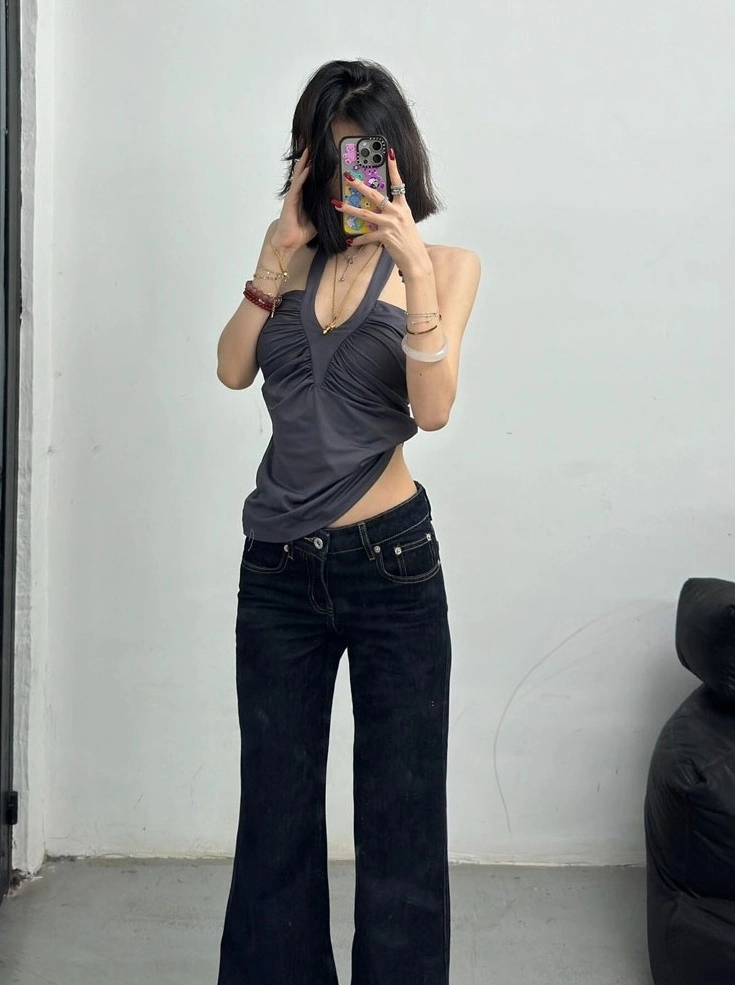 Jennie着用　RAGA MALAK V neck top Jennie 