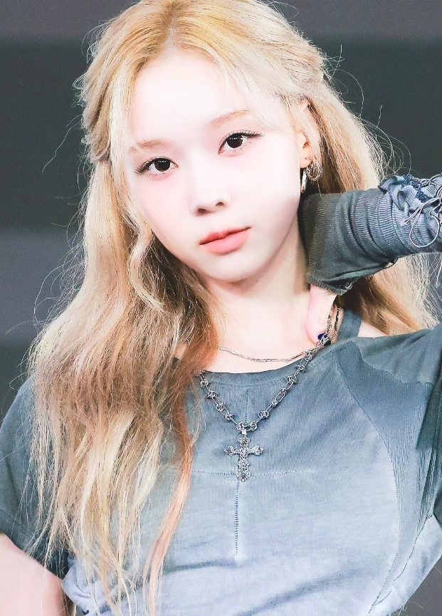 Silver Gothic Cross Necklace | Winter - Aespa - Fashion Chingu