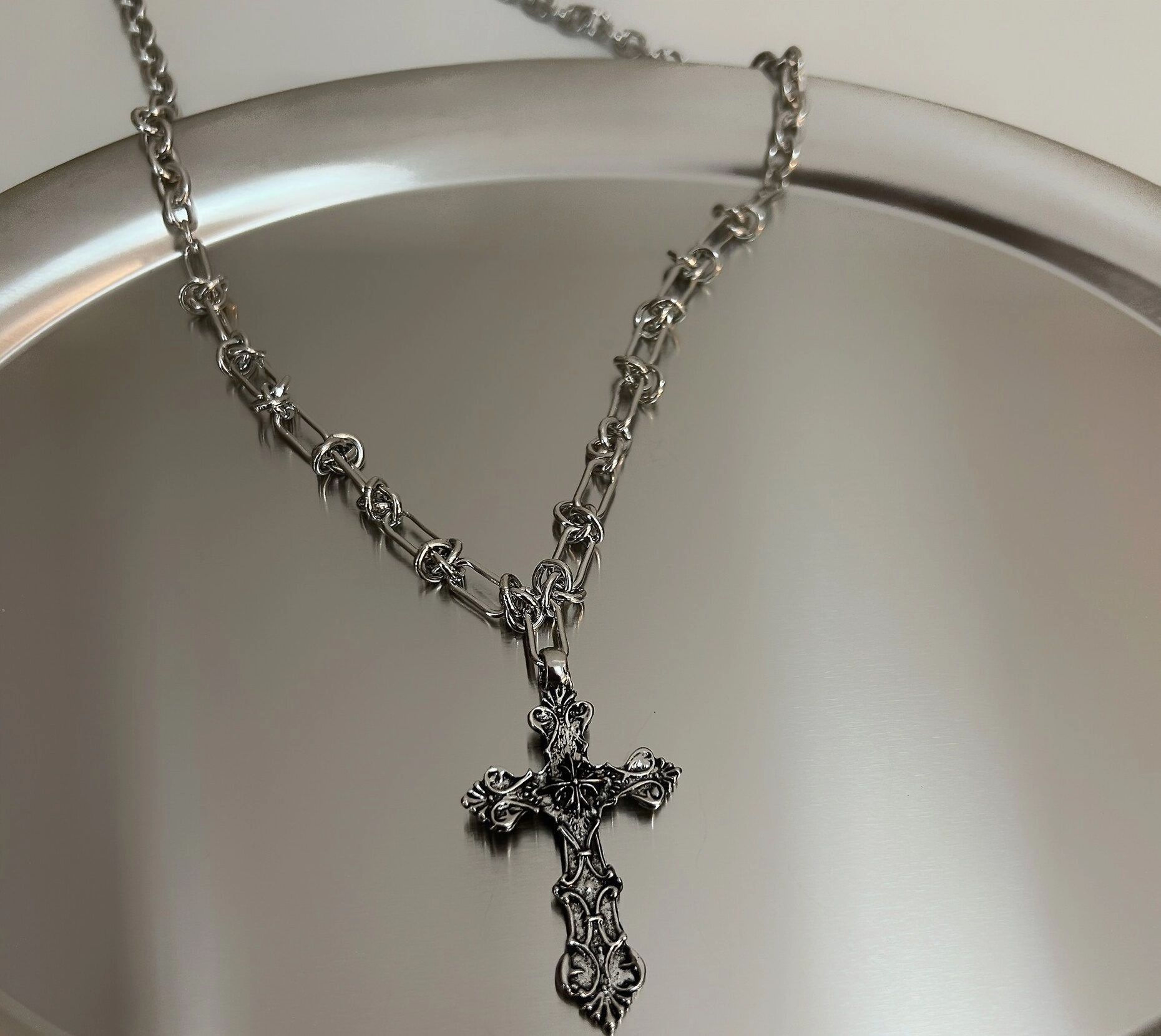 Silver Gothic Cross Necklace | Winter - Aespa - Fashion Chingu