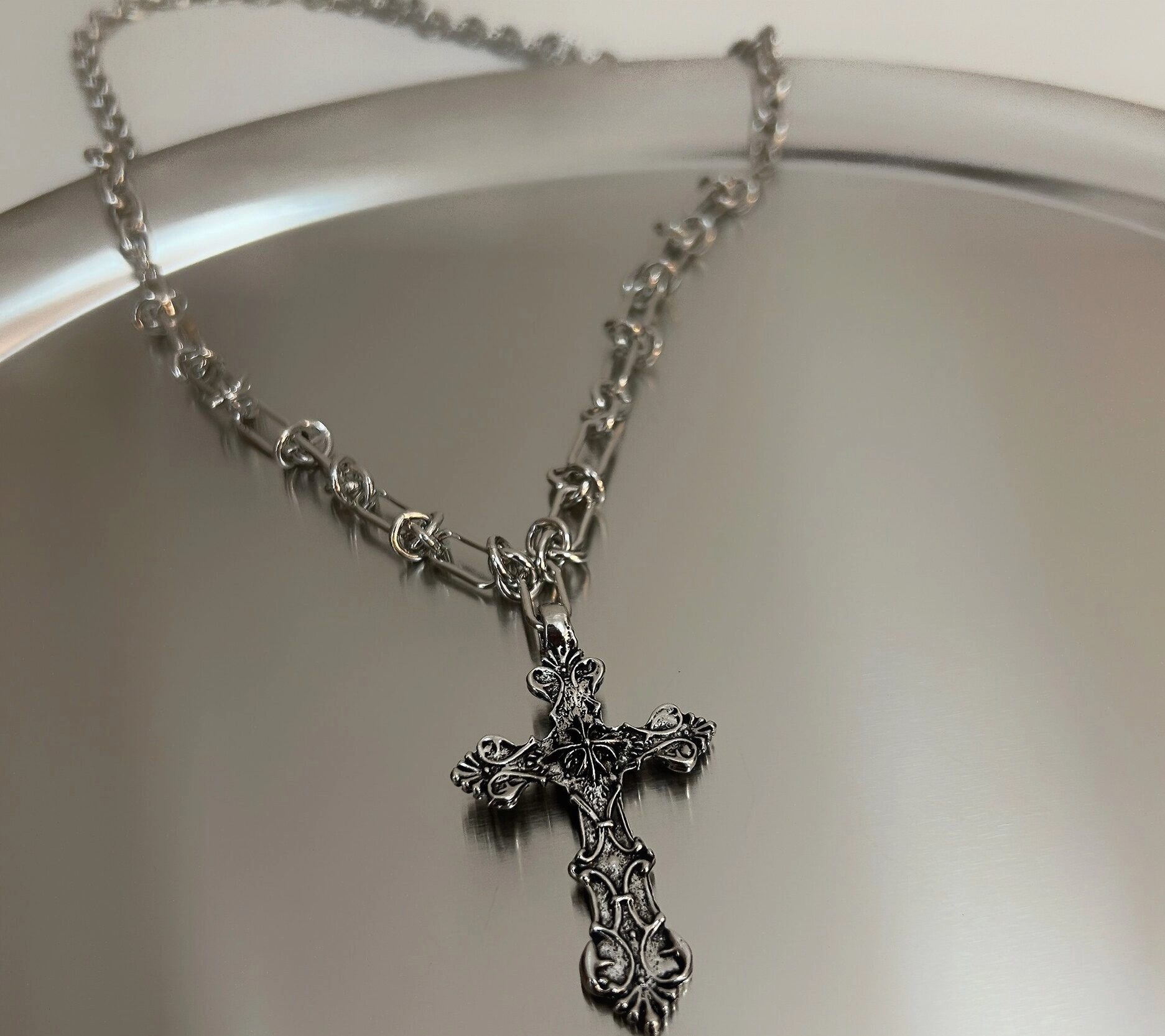 Silver Gothic Cross Necklace | Winter - Aespa - Fashion Chingu
