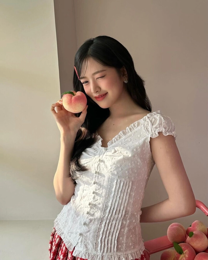 White Puff Sleeve Button-Down Top | Yujin - IVE - Fashion Chingu