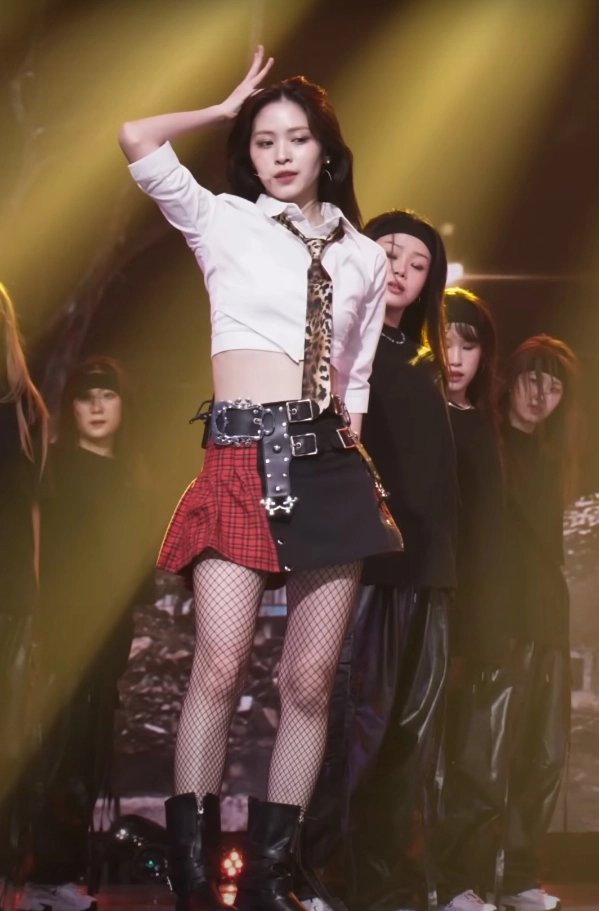 White Slim Fit Crop Shirt | Ryujin - ITZY - Fashion Chingu