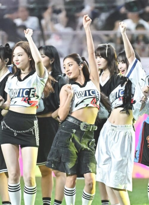 Black Cargo Pockets Wide Leg Shorts | Jihyo – Twice