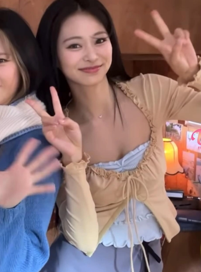 Blue Ruffled Knitted Tube Top | Tzuyu - Twice - Fashion Chingu