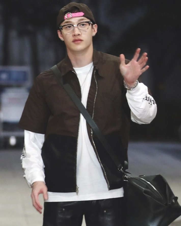 アイドル UNIFORM T-SHIRT bangchan アイドル UNIFORM T-SHIRT