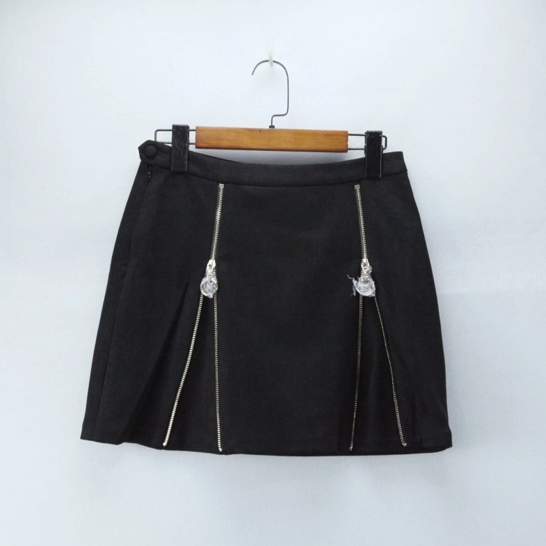 Black Dual Zipper Mini Skirt | Sakura - Le Sserafim - Fashion Chingu Black Dual Zipper Mini Skirt | Sakura - Le Sserafim - Fashion Chingu