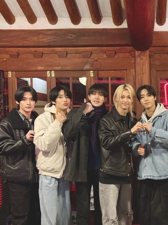 【SEOOOCOOKIE】 Laurian checkered jacket ★韓国の人気★ Blue Raw Trimmed Checkered Jacket | LeeKnow - Stray Kids