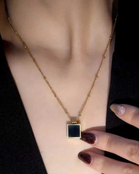 【韓国 NUMBERING】#7727 Square Bar Pendant Necklace Numbering: #7727 Necklace | SSENSE