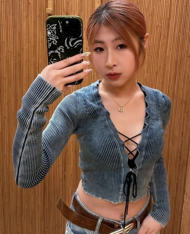 TWICE ジヒョ着用 Arch Logo Crop Sweatshirt Amazon.co.jp: TWICE ジヒョ着用 Arch Logo Crop Sweatshirt