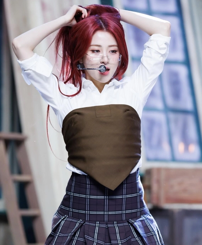 Brown Triangle Tube Top | Yunjin - Le Sserafim - Fashion Chingu