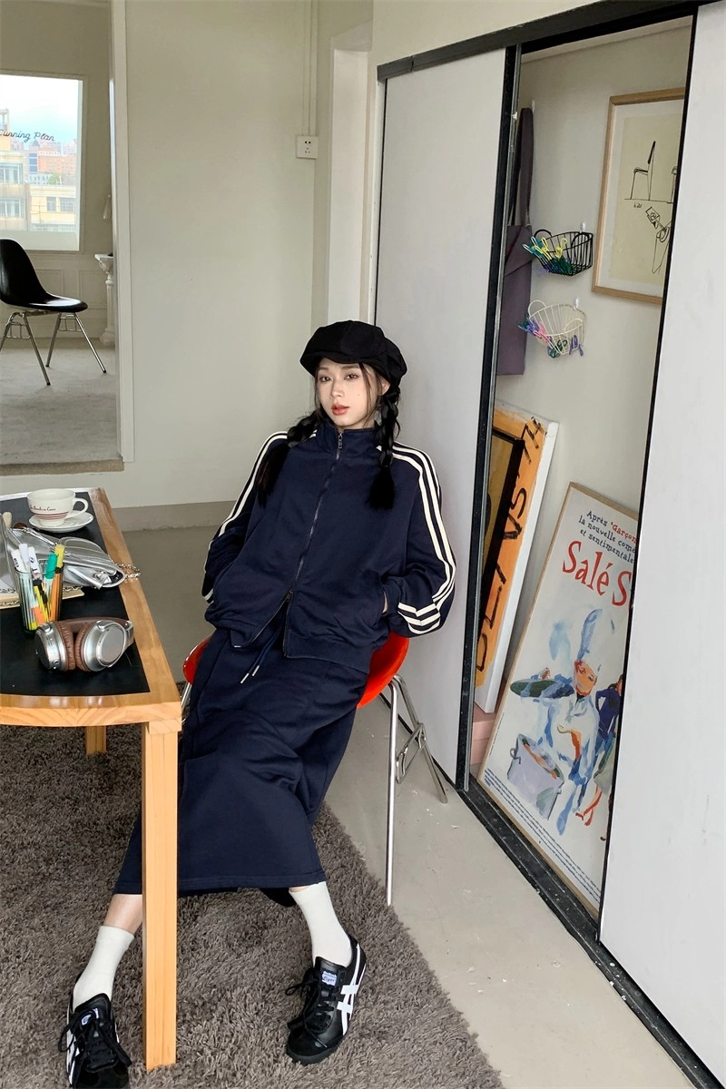 Navy Blue Striped Sleeves Work-Out Jacket | Yunjin - Le Sserafim