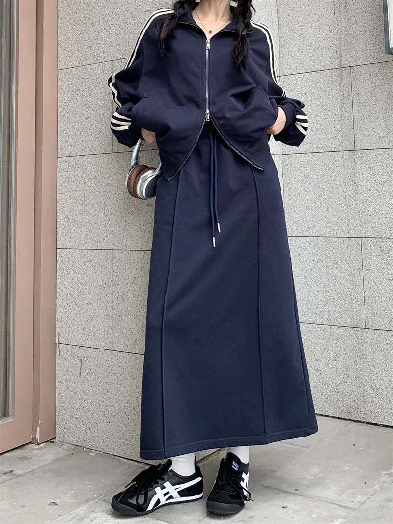 Navy Blue Striped Sleeves Work-Out Jacket | Yunjin - Le Sserafim