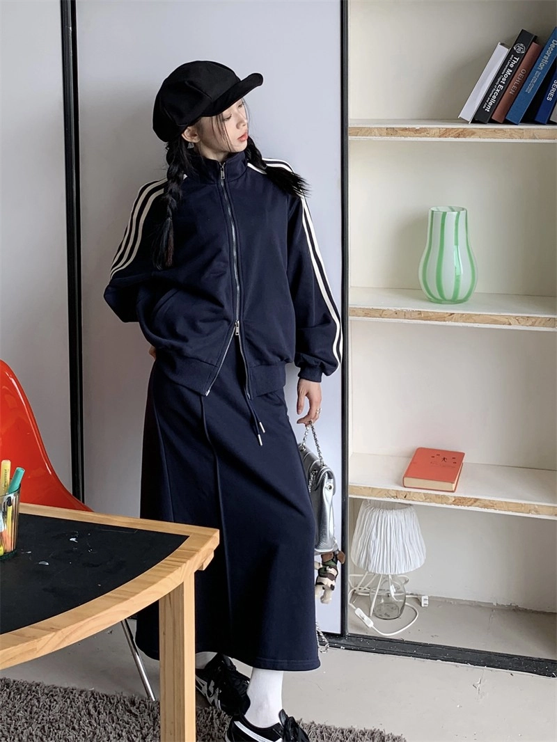 Navy Blue Striped Sleeves Work-Out Jacket | Yunjin - Le Sserafim