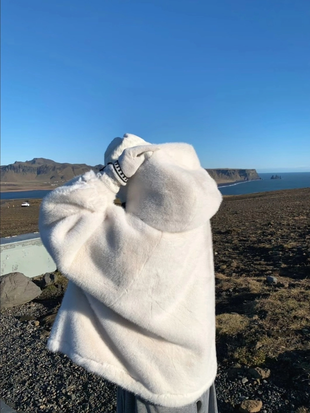 Off-White Hooded Plush Jacket | Jisung - Stray Kids - Fashion Chingu