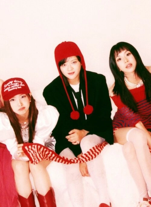 Red Tassel Poms Knitted  Hat | Jeongyeon – Twice
