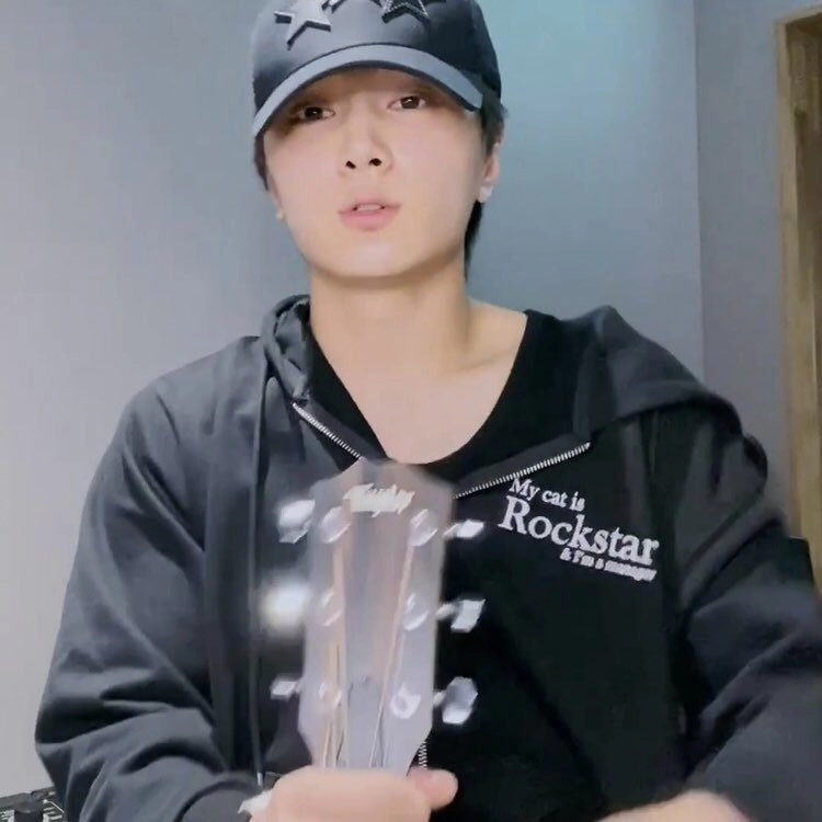 Black “My Cat Is A Rockstar” Hoodie | Jay - Enhypen