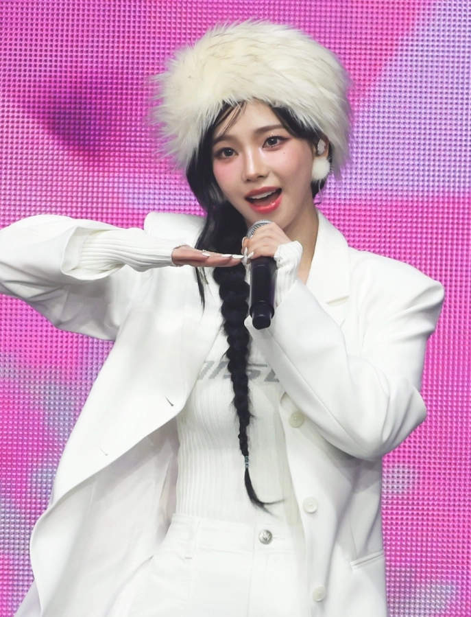 White Dark Tips Fur Winter Hat | Karina - Aespa - Fashion Chingu