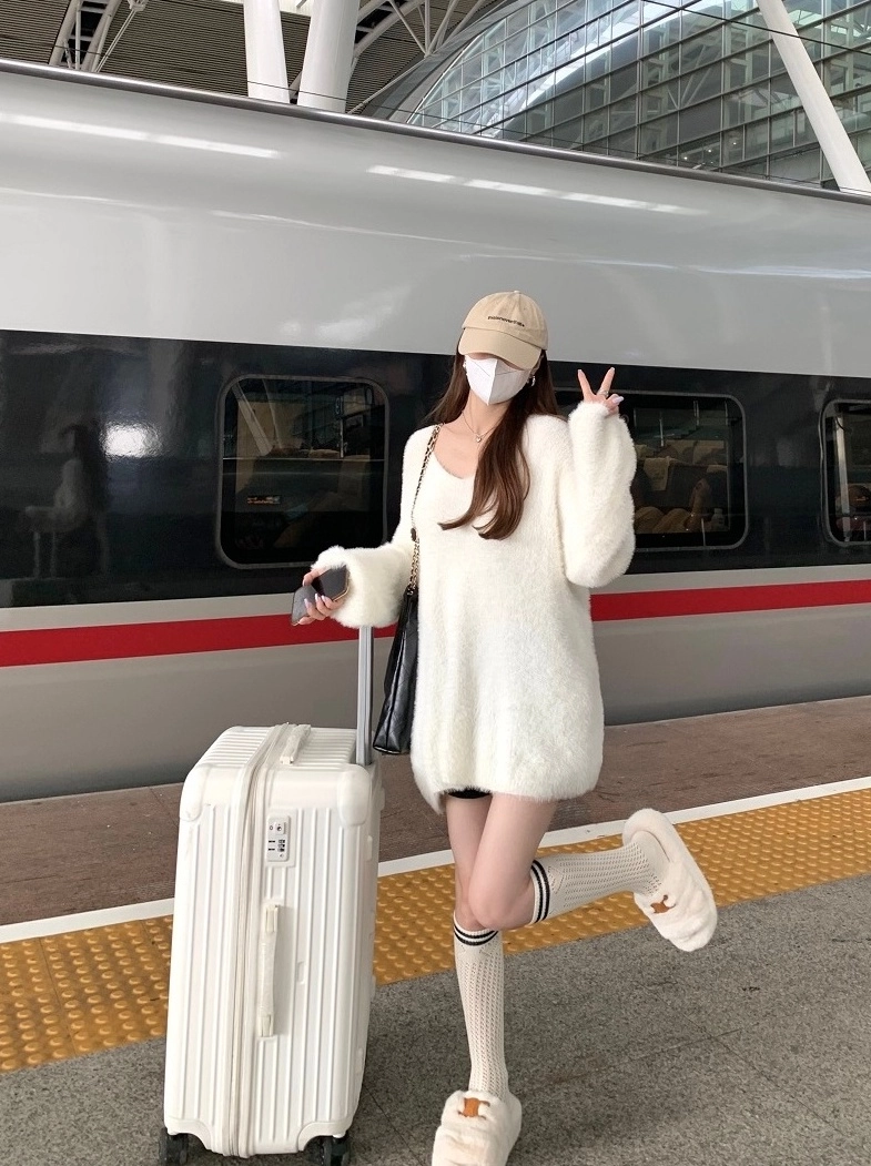 White Soft Knit V-Neck Sweater | Chiquita - BabyMonster - Fashion