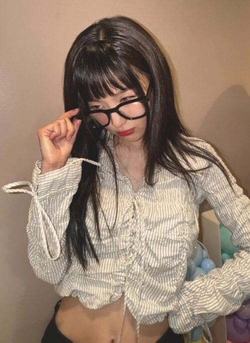 Beige And Black Pinstripe Ruched Shirt | Seulgi – Red Velvet