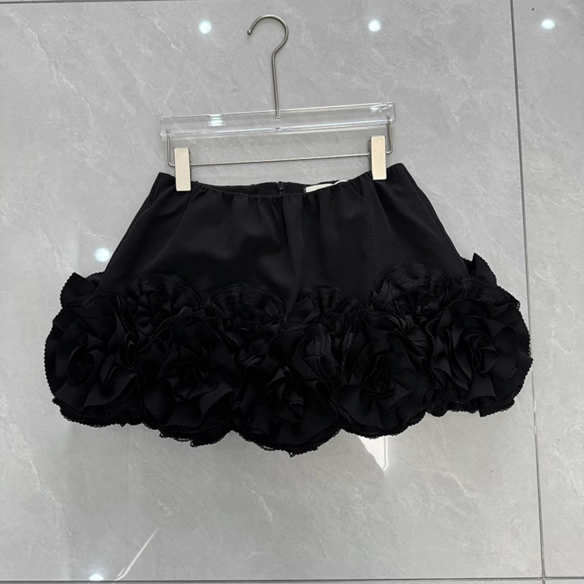 スカート muguet lace&frill mini skirt/BLACK Seraphine Black Ruffled Mini Skirt with Garters - Dark in