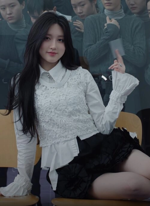 Black 3D Floral Ruffled Skirt | Gaeul – IVE