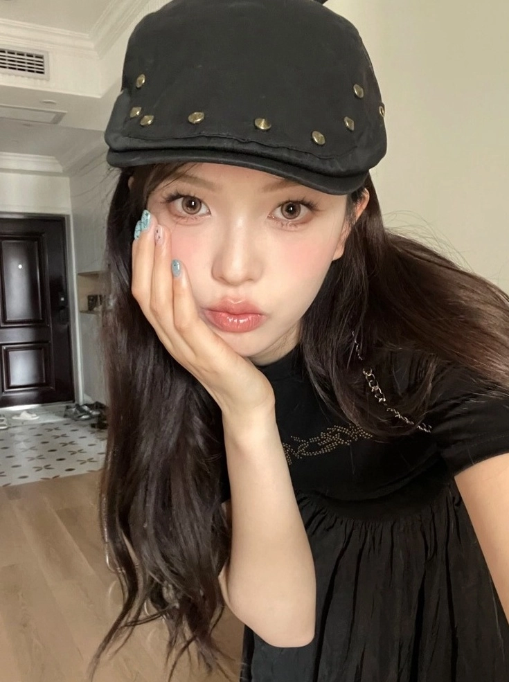 Black Rivet Beret Hat | Karina - Aespa - Fashion Chingu