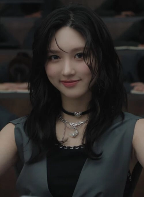 Silver Layered Chain Crescent Moon Necklace | Gaeul – IVE