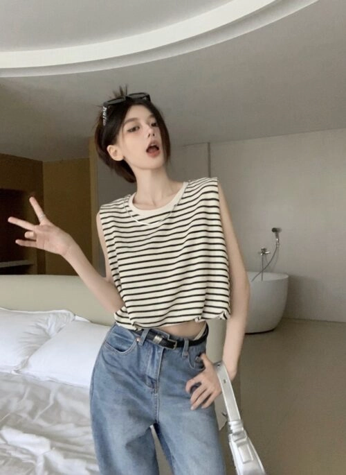 White And Black Stripes Sleveless Top | Kang Ji Yun – Love Scout