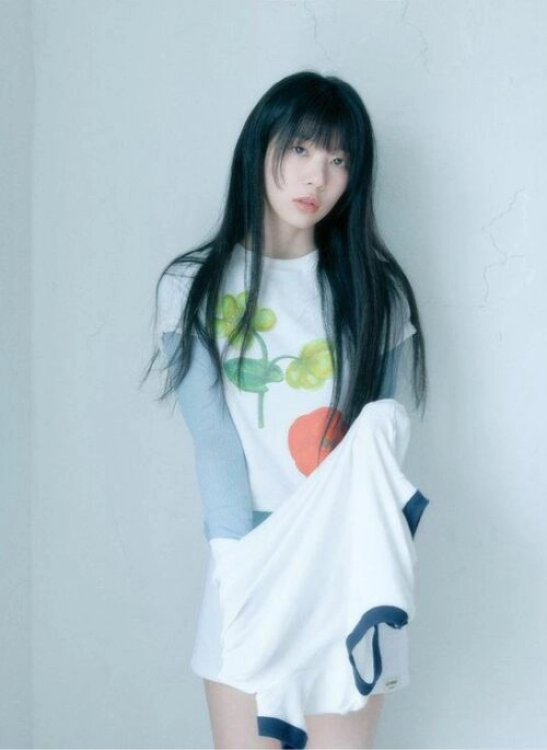 White Flower Print Crop T-Shirt | Moka – ILLIT