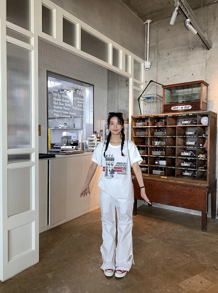 White Ruched Sides Pants | Yunah - ILLIT - Fashion Chingu