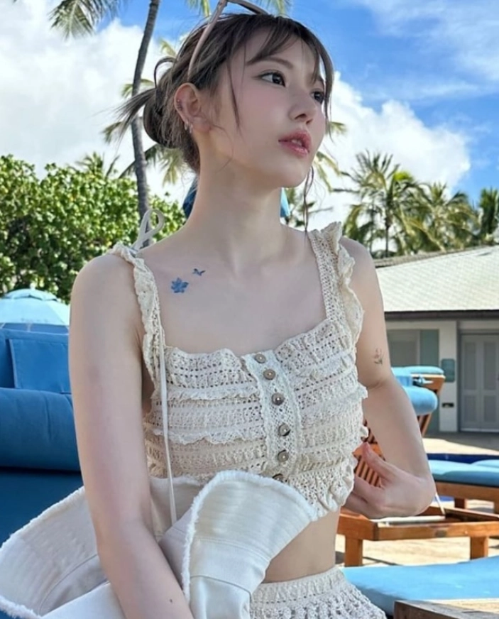 Beige Button Accent Crochet Crop Top | Sakura - Le Sserafim