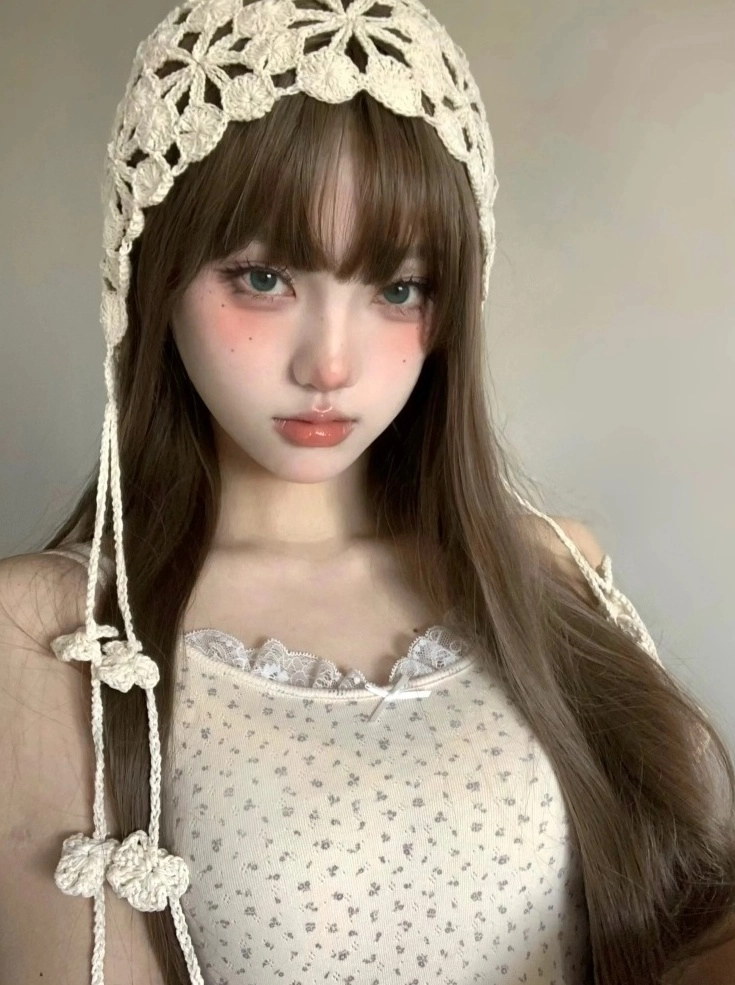 Beige Crochet Flower Tassel Hat | Sakura - Le Sserafim