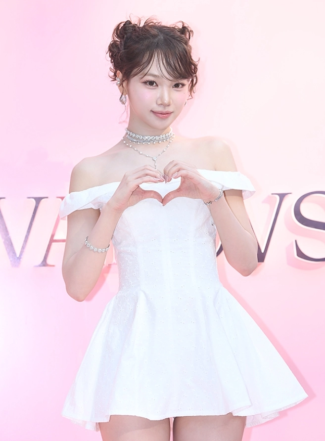 韓国ファッション [YOUHEE] FLOWER POINT OFF SHOULDER DRESS Liane White Floral Off-Shoulder Mini Dress