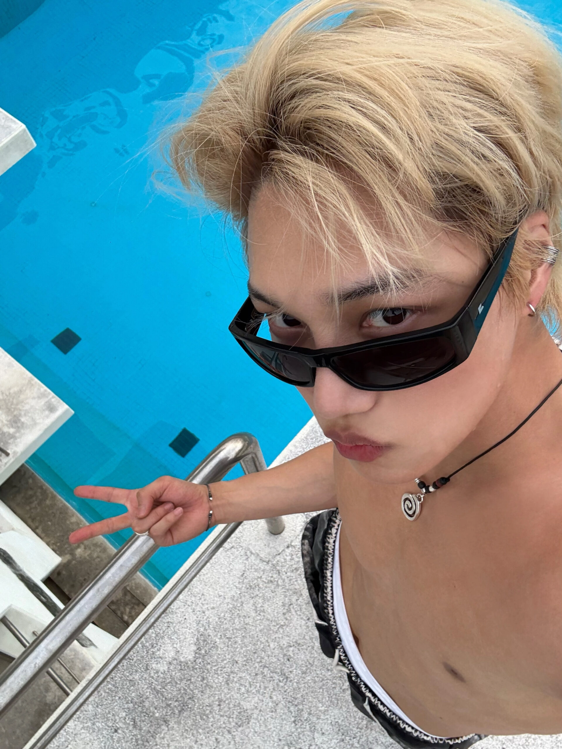 Silver Swirl Pendant Necklace | Kai - EXO - Fashion Chingu